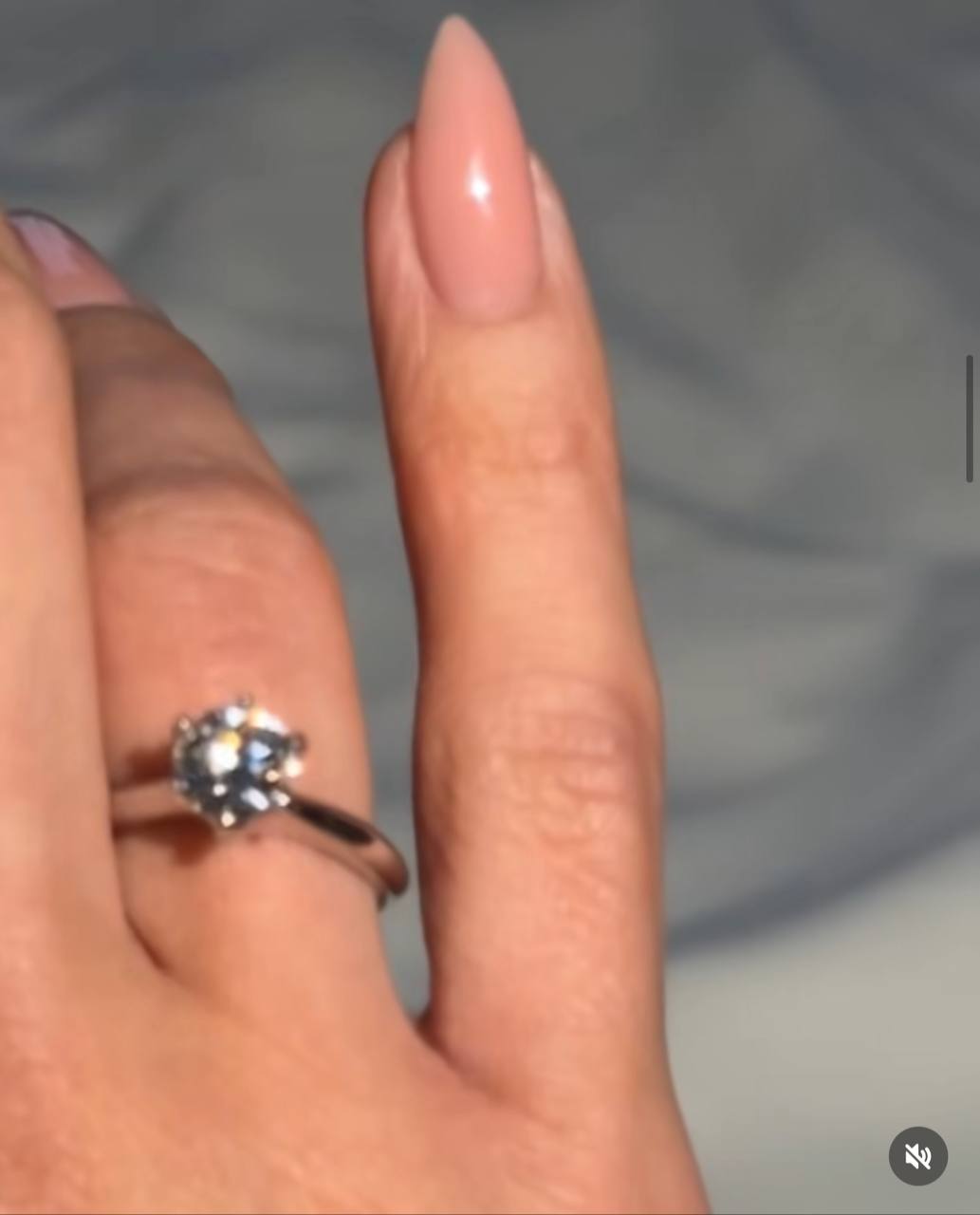 Участница "Голосу країни" объявила о помолвке с возлюбленным и показала кольцо (фото)